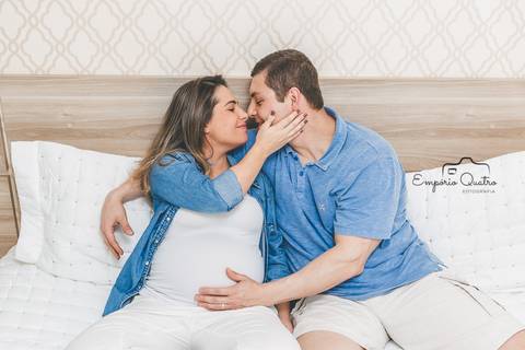 ensaio gestante casal se olhando'