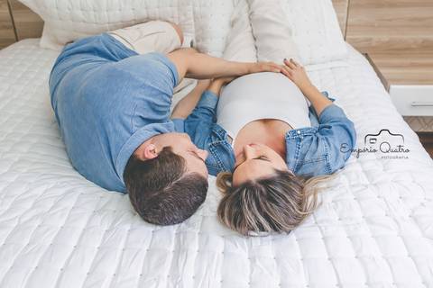 ensaio gestante casal na cama '