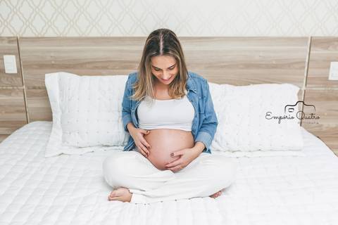 ensaio gestante mãe segurando a barriga'