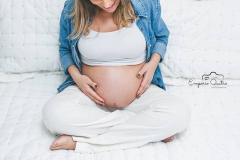 ensaio gestante mãe segurando a barriga'
