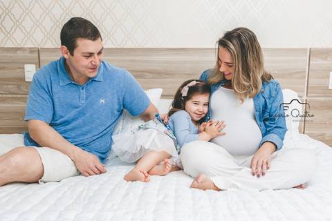ensaio gestante família reunida na cama'