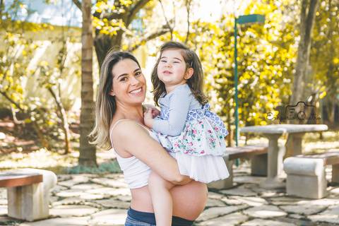 ensaio gestante grávida com filha no colo ao ar livre'