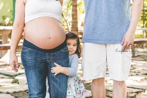 ensaio gestante família reunida ao ar livre'