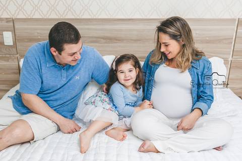 ensaio gestante família reunida na cama'
