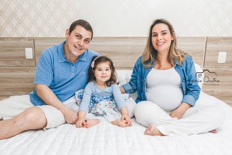 ensaio gestante família reunida na cama'