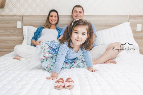 ensaio gestante família reunida  na cama e sapatos do bebê'