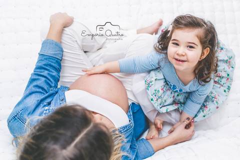 ensaio gestante filha segurando a barriga'