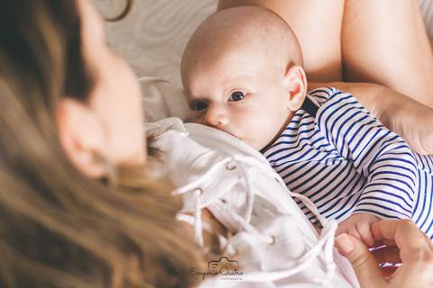 ensaio lifestyle mãe amamentando o bebê'
