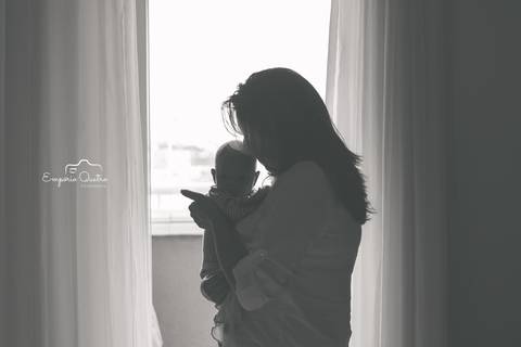 ensaio lifestyle penumbra contra luz mãe e bebê'