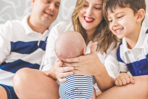 ensaio lifestyle família reunida na cama'