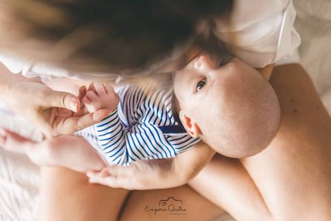 ensaio lifestyle mãe amamentando o bebê'