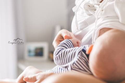 ensaio lifestyle amamentação mãe amamentando'