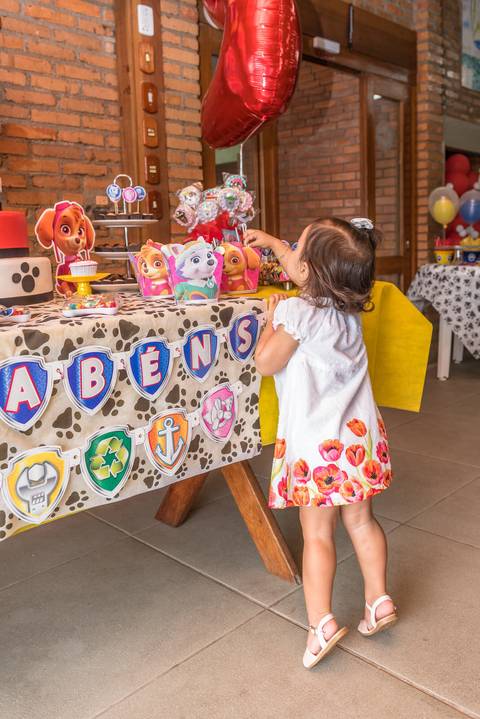 Catarina adorou sua mesa com as coisinhas da Patrulha Canina!! Reparem na pontinha dos pés....'