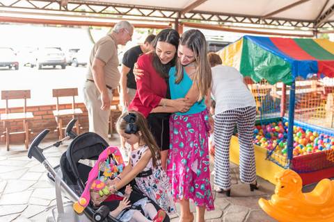 Olhem que lindas as próximas fotos...mostra o reencontro de primas...'