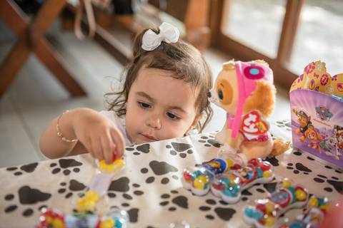 Opa... vamos pegar mais umas coisinhas nessa mesa linda!!'