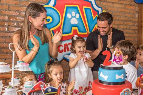 Catarina estava radiante no seu parabéns. Quando acabava...pedia mais!!!'