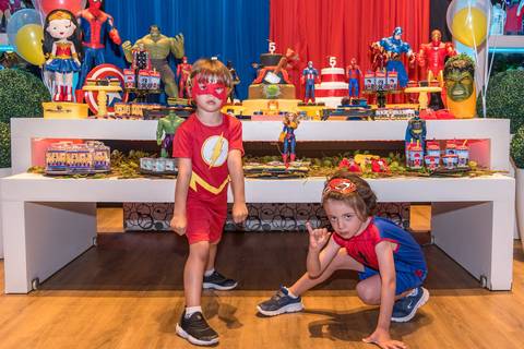 Flash e Homem Aranha em sua festa de aniversário'