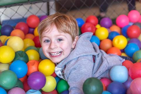 Brincando na piscina de bolinhas'