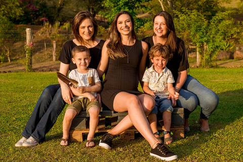 Adri e Theo, Morgana esperando Liz, Fernanda e Matteo. 
'