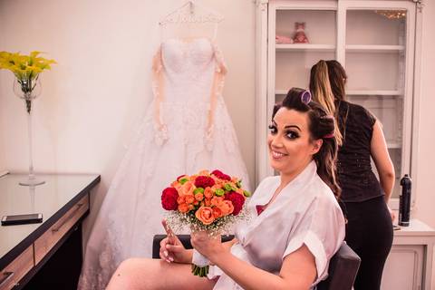 Noiva feliz com seu bouquet'