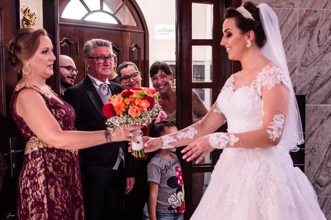 Noiva pega o bouquet para ir para cerimonia '
