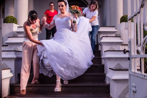 Noiva saindo do salão para igreja '