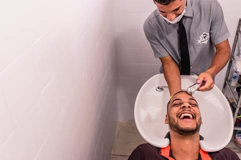 Noivo lavando cabelo '