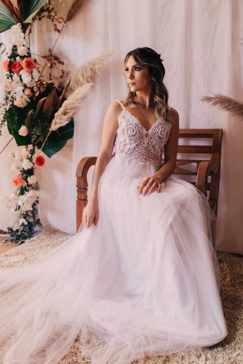 Vestido de noiva de tule, com bordado no busto
Vestidos de noiva para locação na cidade de Jaú-SP

Trabalhamos com locação,sob medida e venda de nossos vestidos. Tudo feito com muito amor e carinho, realizamos sonhos do vestido ideal.'