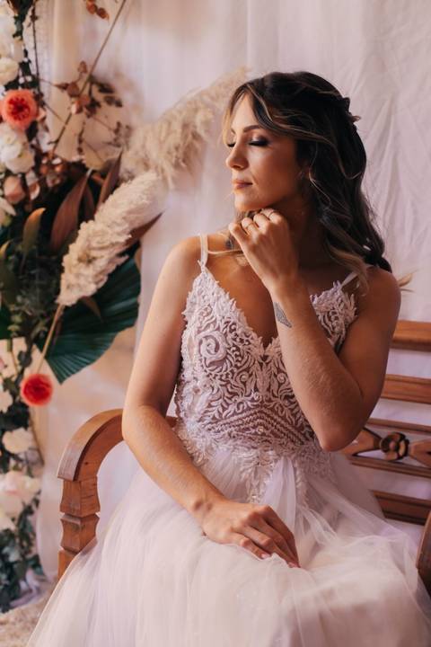 Vestido de noiva de tule, com bordado no busto
Vestidos de noiva para locação na cidade de Jaú-SP

Trabalhamos com locação,sob medida e venda de nossos vestidos. Tudo feito com muito amor e carinho, realizamos sonhos do vestido ideal.'