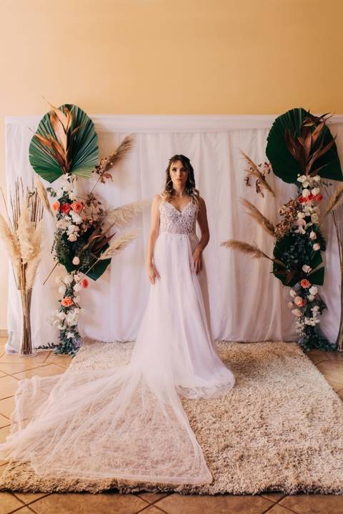 Vestido de noiva de tule, com bordado no busto
Vestidos de noiva para locação na cidade de Jaú-SP

Trabalhamos com locação,sob medida e venda de nossos vestidos. Tudo feito com muito amor e carinho, realizamos sonhos do vestido ideal.'