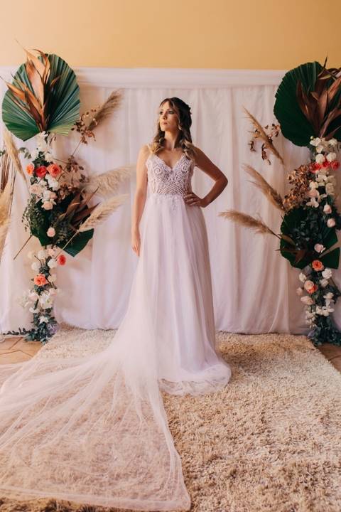 Vestido de noiva de tule, com bordado no busto
Vestidos de noiva para locação na cidade de Jaú-SP

Trabalhamos com locação,sob medida e venda de nossos vestidos. Tudo feito com muito amor e carinho, realizamos sonhos do vestido ideal.'