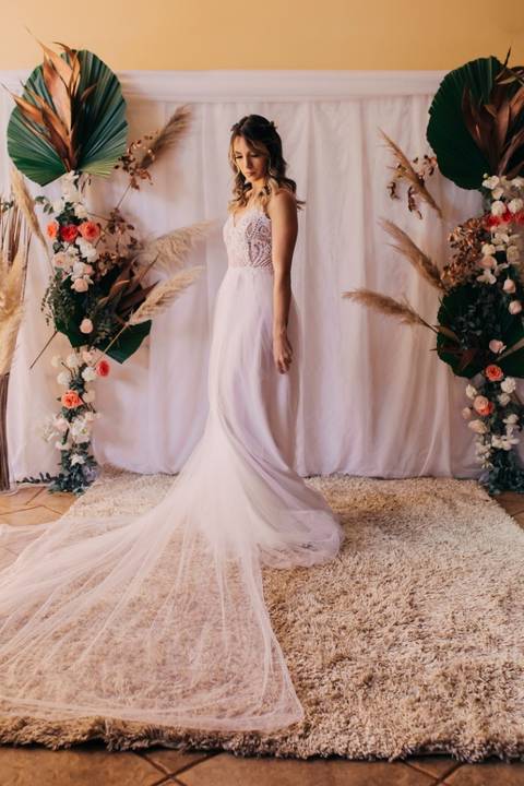 Vestido de noiva de tule, com bordado no busto
Vestidos de noiva para locação na cidade de Jaú-SP

Trabalhamos com locação,sob medida e venda de nossos vestidos. Tudo feito com muito amor e carinho, realizamos sonhos do vestido ideal.'