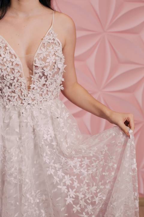 Vestidos de noiva para locação na cidade de Jaú-SP 
Trabalhamos com locação,sob medida e venda de nossos vestidos. Tudo feito com muito amor e carinho, realizamos sonhos do vestido ideal. '