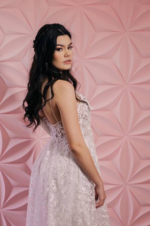 Vestidos de noiva para locação na cidade de Jaú-SP 
Trabalhamos com locação,sob medida e venda de nossos vestidos. Tudo feito com muito amor e carinho, realizamos sonhos do vestido ideal. '