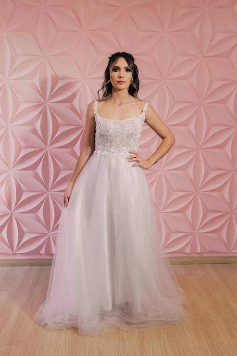 mulher de vestido branco com mão na cintura'