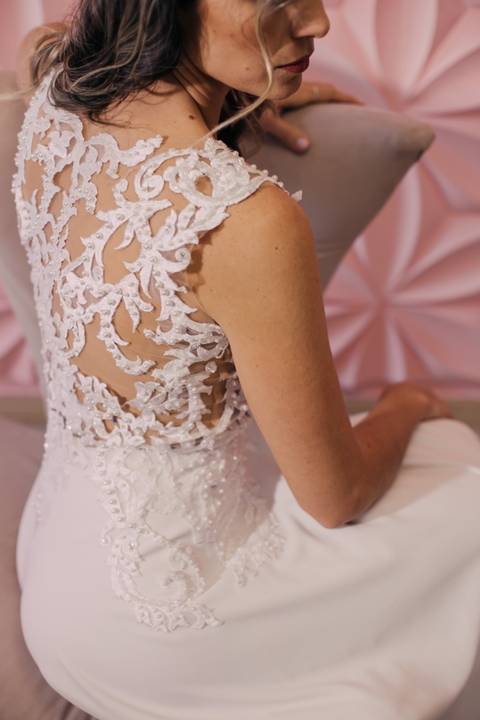costas de vestido branco'