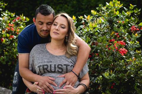gestante cadeirante com deu marido abraçando ela'