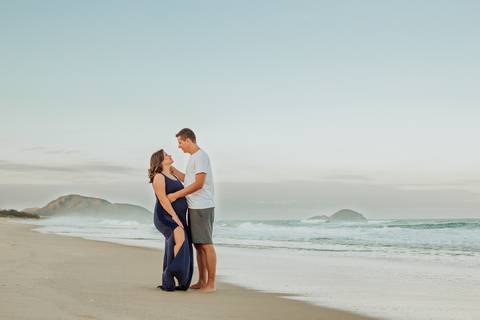 fotos do casal de frente um para o outro na praia do Moçambique'