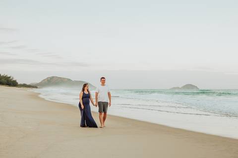 fotos do casal andando de mãos dadas na praia do Moçambique'