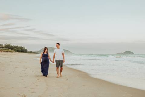 fotos do casal caminhando de mãos dadas na praia do Moçambique'