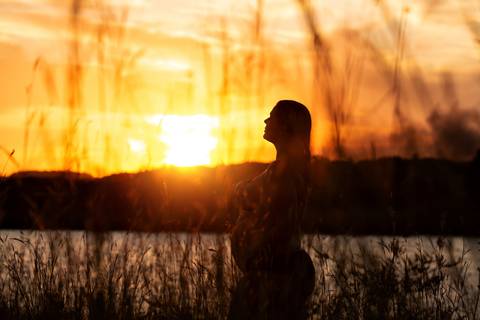 ensaio de gestante – book de gestante – fotografo de gestante – book de gestante na natureza – gestante no por sol – tramandai – lindas fotos de gestante com por do sol – Fábio Martins fotografo de gestante – gestante na praia – gestante sexy – linda '