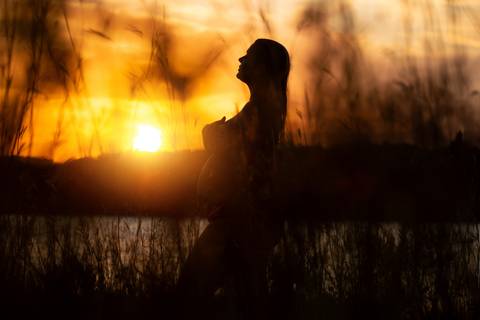 ensaio de gestante – book de gestante – fotografo de gestante – book de gestante na natureza – gestante no por sol – tramandai – lindas fotos de gestante com por do sol – Fábio Martins fotografo de gestante – gestante na praia – gestante sexy – linda '