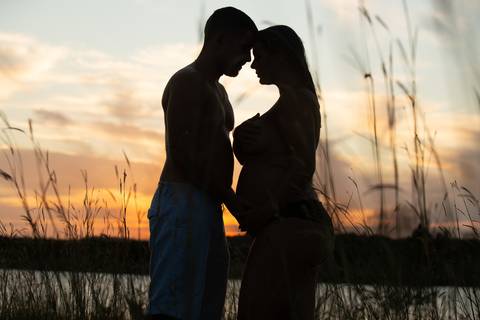 ensaio de gestante – book de gestante – fotografo de gestante – book de gestante na natureza – gestante no por sol – tramandai – lindas fotos de gestante com por do sol – Fábio Martins fotografo de gestante – gestante na praia – gestante sexy – linda '