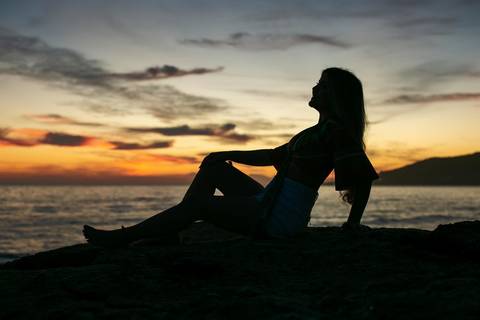 book de 15 anos na praia de Garopaba sc - ensaio de 15 anos na praia de Garopaba sc -nascer do sol na praia - book em Santa Catarina - ensaio em Santa Catarina -menina de biquini – centrinho do rosa – baira-mar – vida sol e mar '