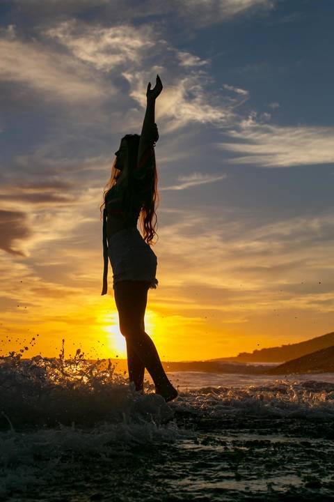 praia de Garopaba sc -nascer do sol na praia - book em Santa Catarina - ensaio em Santa Catarina -menina de biquini – centrinho do rosa – baira-mar – vida sol e mar - surf - mormai'