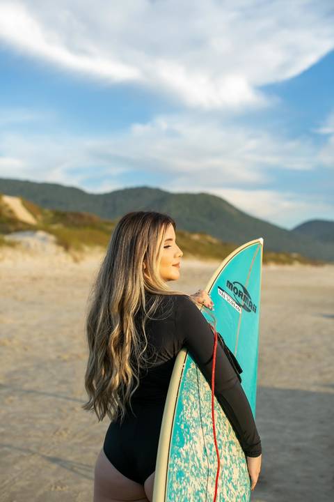 praia de Garopaba sc -nascer do sol na praia - book em Santa Catarina - ensaio em Santa Catarina -menina de biquini – centrinho do rosa – baira-mar – vida sol e mar - surf - mormai'