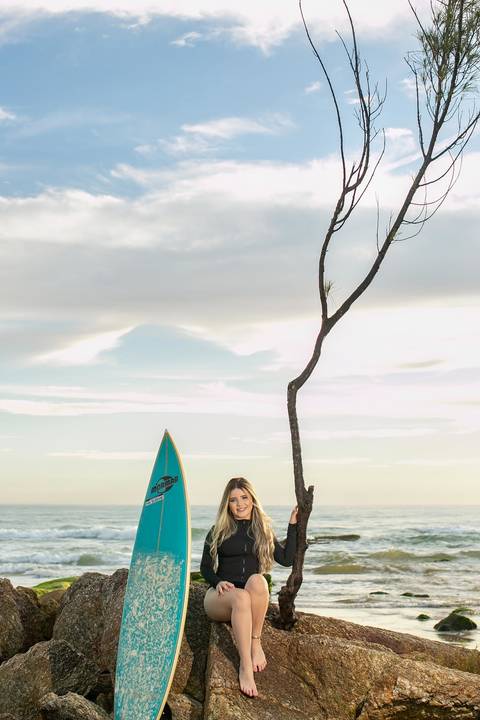book de 15 anos na praia de Garopaba sc - ensaio de 15 anos na praia de Garopaba sc -nascer do sol na praia - book em Santa Catarina - ensaio em Santa Catarina -menina de biquini – centrinho do rosa – baira-mar – vida sol e mar - surf - mormai'