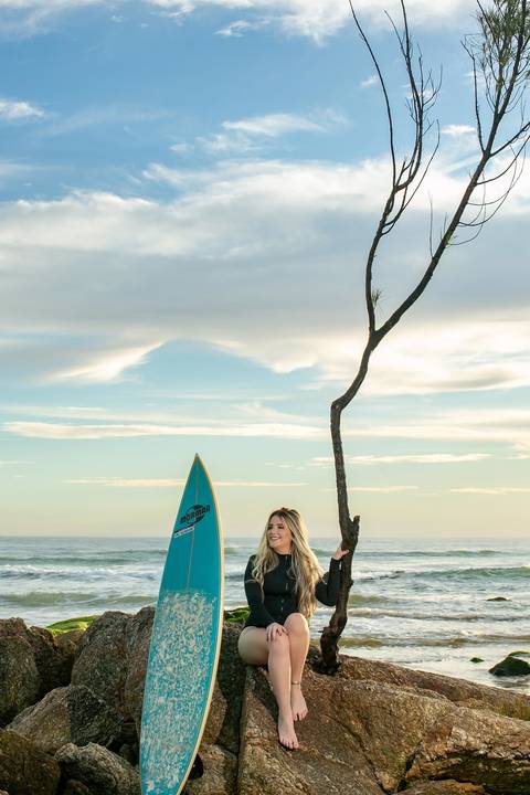 praia de Garopaba sc -nascer do sol na praia - book em Santa Catarina - ensaio em Santa Catarina -menina de biquini – centrinho do rosa – baira-mar – vida sol e mar - surf - mormai'