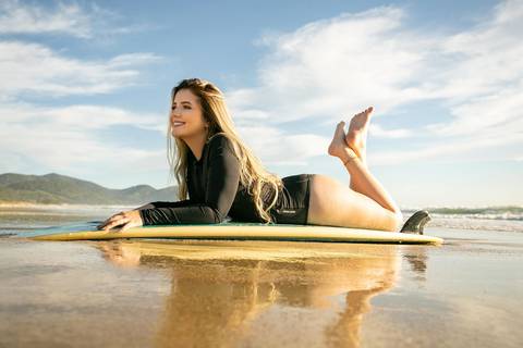 book de 15 anos na praia de Garopaba sc - ensaio de 15 anos na praia de Garopaba sc -nascer do sol na praia - book em Santa Catarina - ensaio em Santa Catarina -menina de biquini – centrinho do rosa – baira-mar – vida sol e mar '