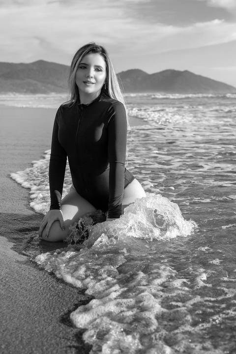 book de 15 anos na praia de Garopaba sc - ensaio de 15 anos na praia de Garopaba sc -nascer do sol na praia - book em Santa Catarina - ensaio em Santa Catarina -menina de biquini – centrinho do rosa – baira-mar – vida sol e mar '